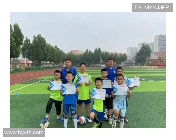 孩子们在绿茵场上尽情挥洒汗水踢足球收获快乐与友谊的成长之旅