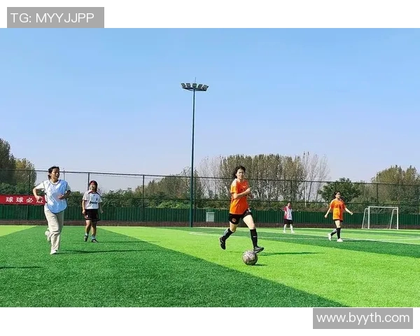 足球花蝴蝶舞动绿茵场展现青春活力与梦想追逐的精彩瞬间